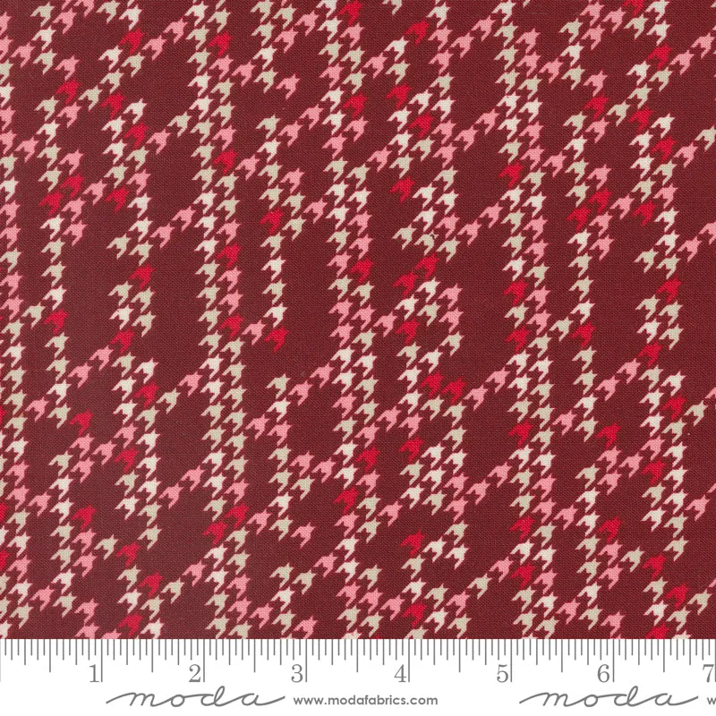 Cozy Wonderland, Houndstooth Party in Burgundy - fat quarter
