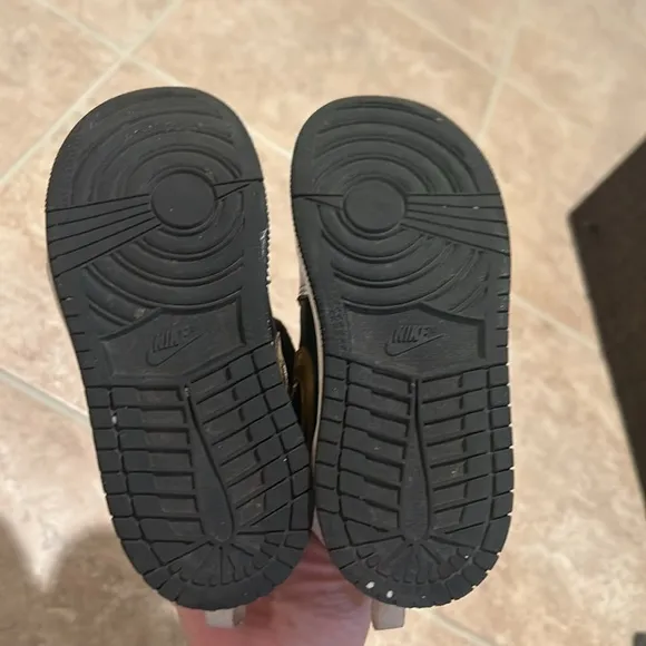 Kids Jordans size 9c