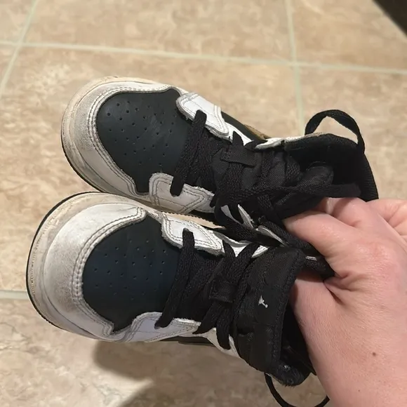 Kids Jordans size 9c