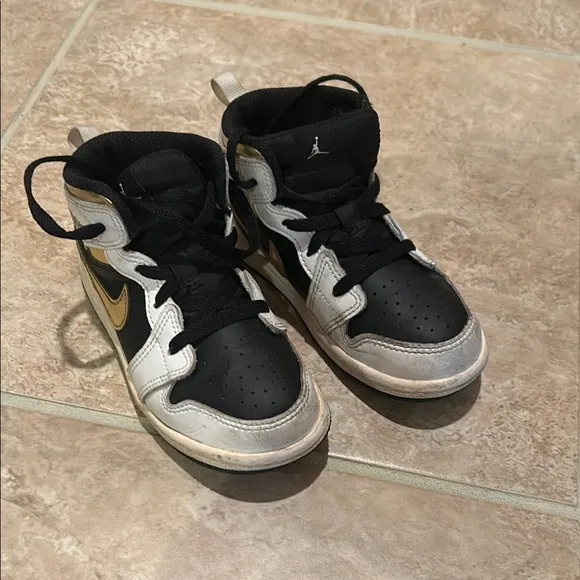 Kids Jordans size 9c