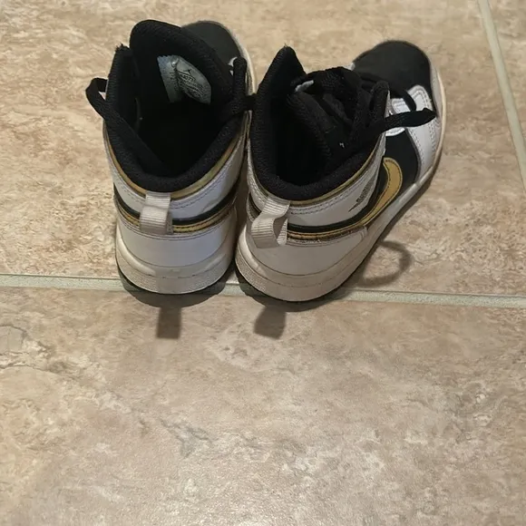 Kids Jordans size 9c