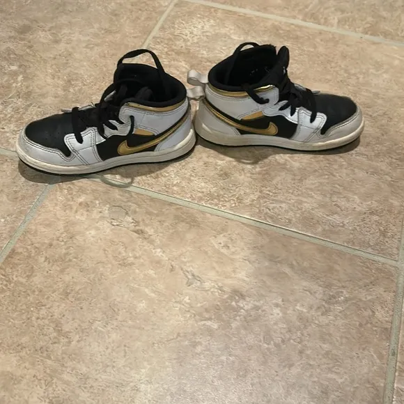 Kids Jordans size 9c