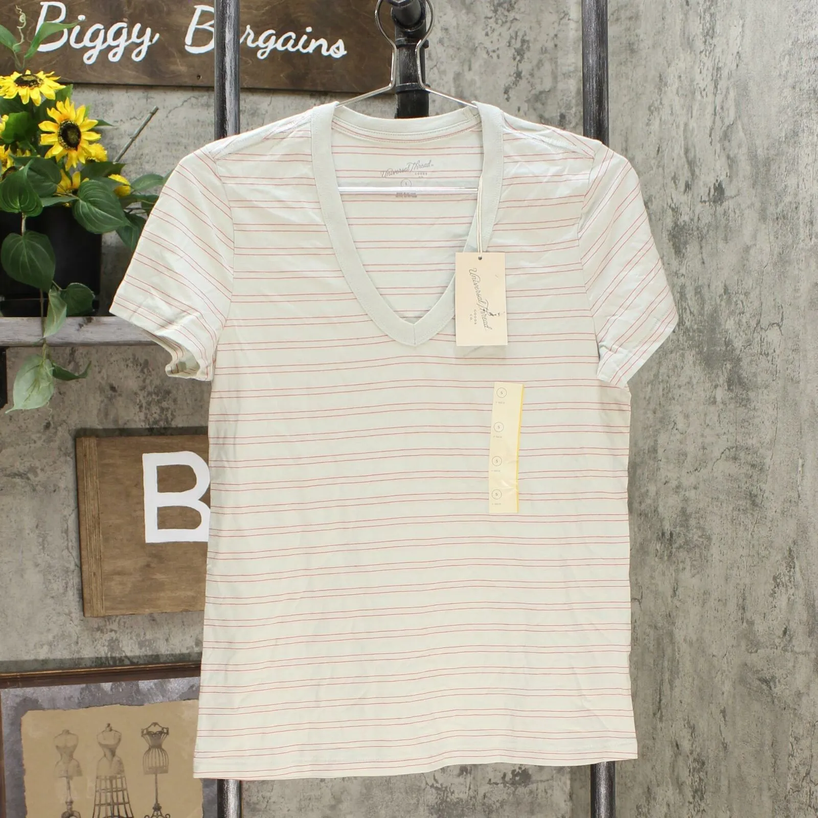 Universal Thread Women's Relaxed Fit Short Sleeve V-Neck T-Shirt