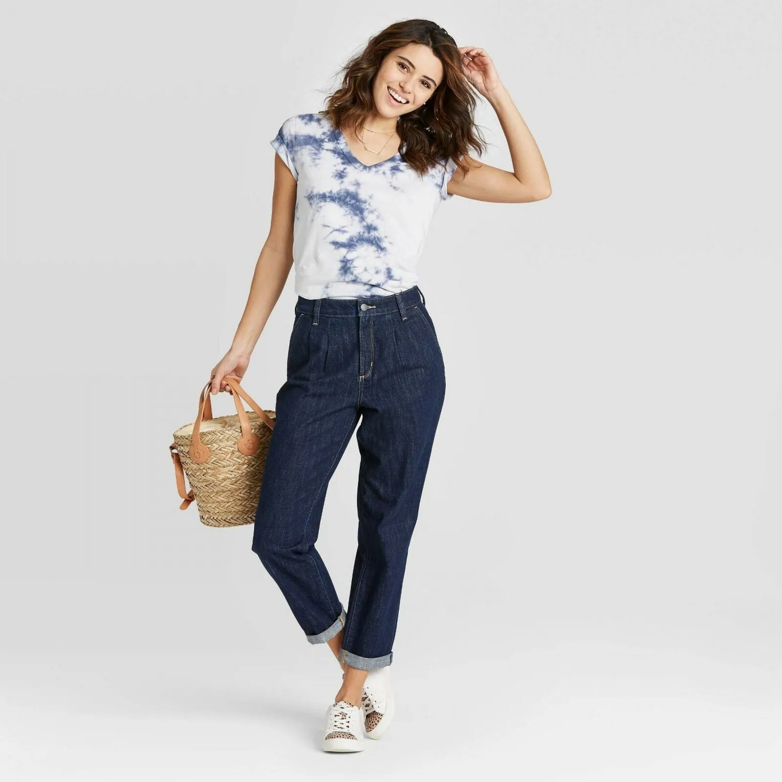Universal Thread Women's Relaxed Fit Short Sleeve V-Neck T-Shirt