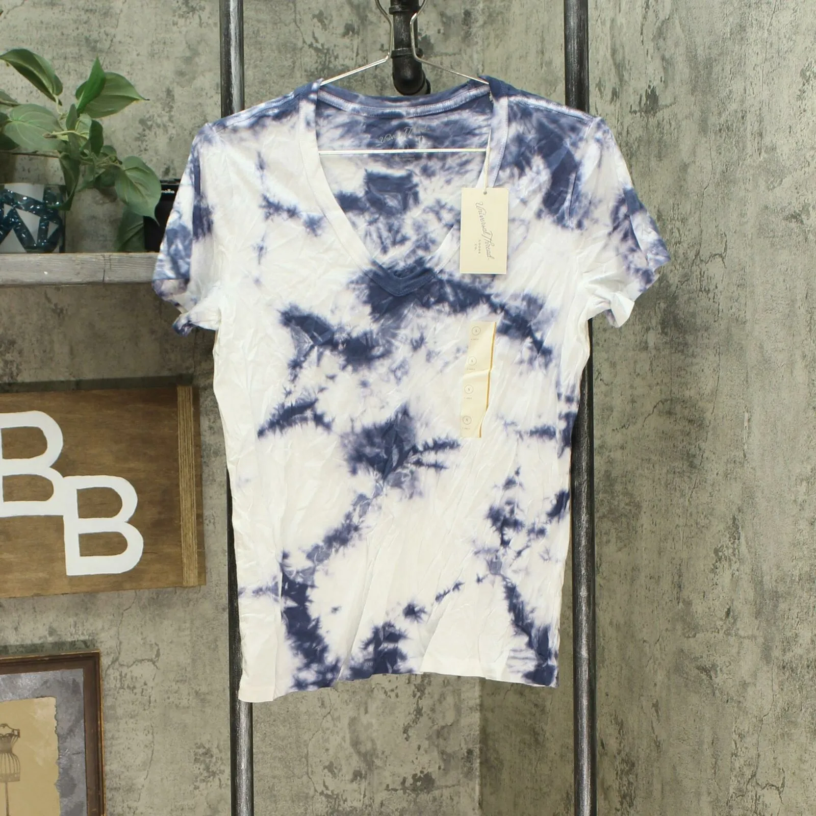 Universal Thread Women's Relaxed Fit Short Sleeve V-Neck T-Shirt