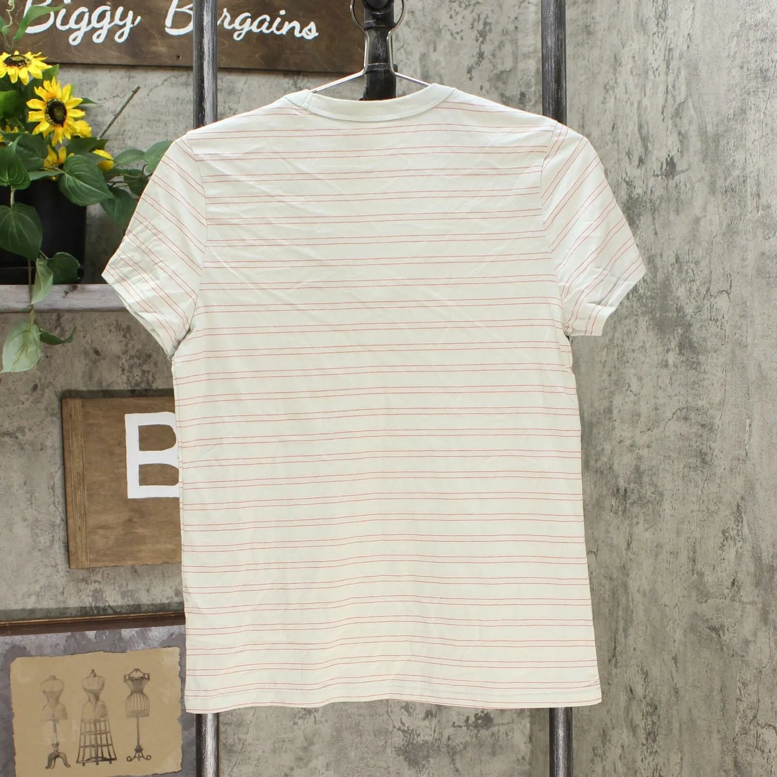 Universal Thread Women's Relaxed Fit Short Sleeve V-Neck T-Shirt