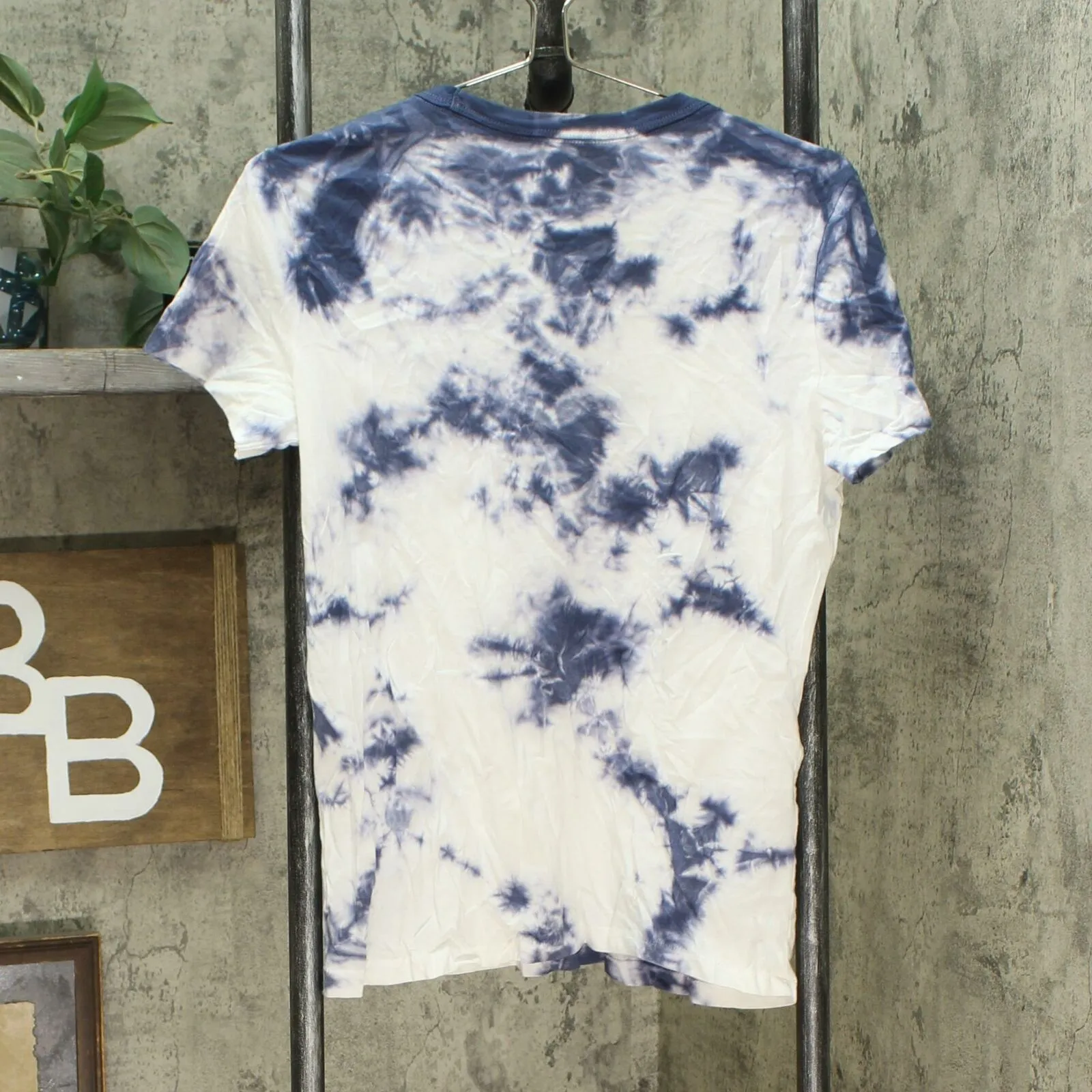 Universal Thread Women's Relaxed Fit Short Sleeve V-Neck T-Shirt